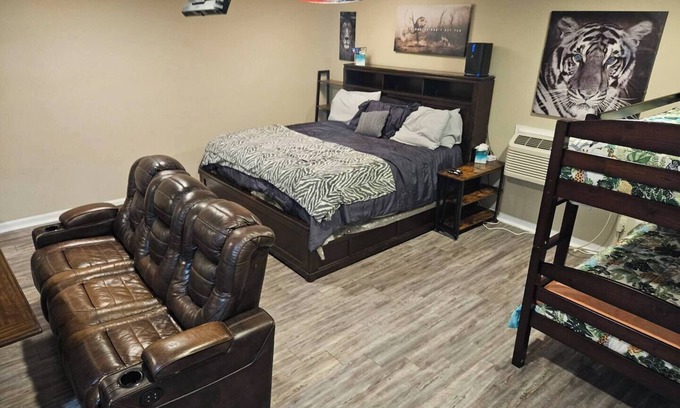 Town Center Apartamento | Suite: King Bed, Bunks, Kitchenette