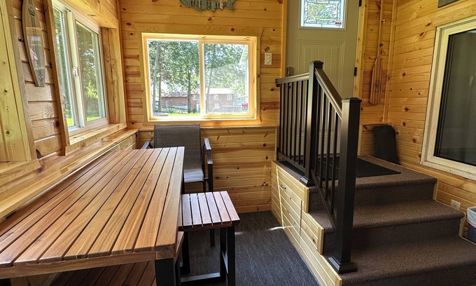 Arnolds Park Apartamento | Suite Location, walk to all the venues Okoboji area has to offer..