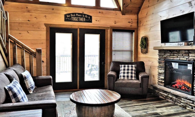 Pigeon Forge Complejo | Suite Retreat is a grand four-bedroom cabin located in Bear Cove Falls.