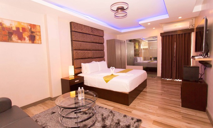 Balibago Hotel | Suite Room Separate Bed Room, Kitchen, Balcony at Grand Central Hotel