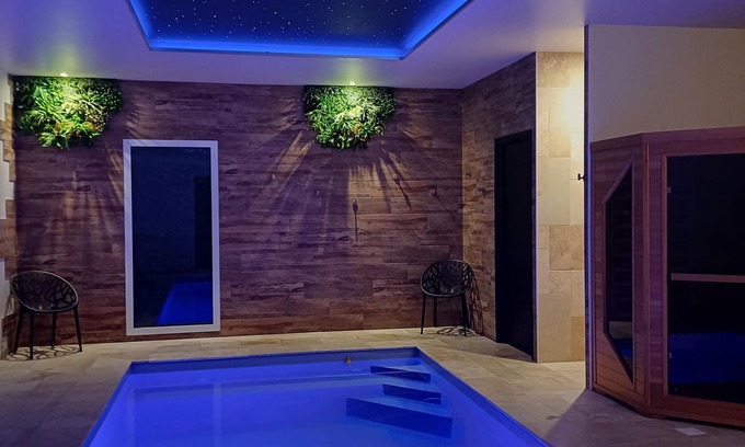 Bligny sur Ouche Apartamento | Suite SAPHIR with private spa and pool- Bélénos Suites et Spa