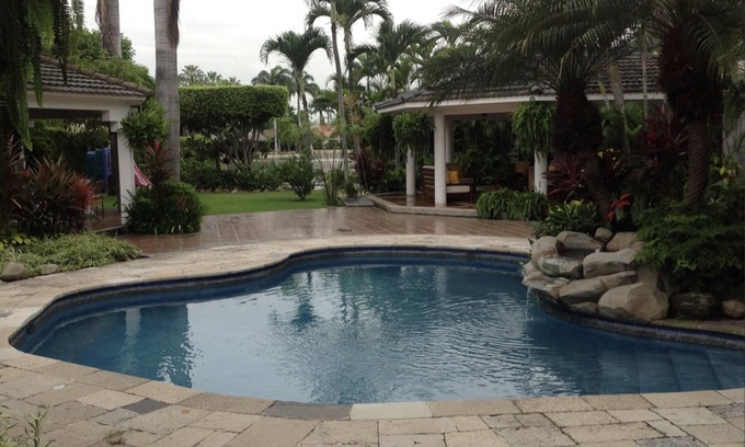 Samborondón Casa | Suite, Jardín Tropical, Lago y Piscina.