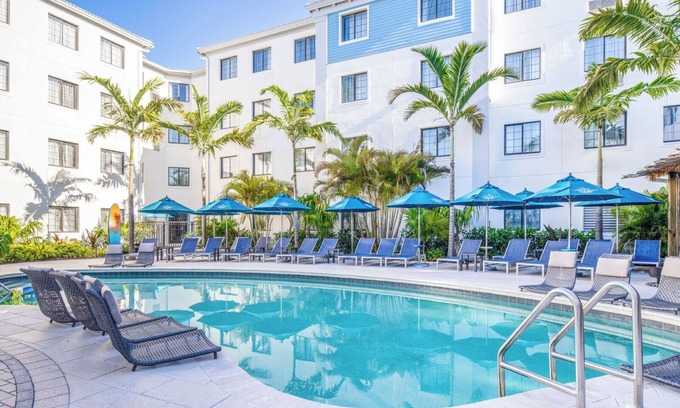 Park Shore Hotel | Suite w/ Living Area & Kitchen | Steps Away from Naples Museum of Art