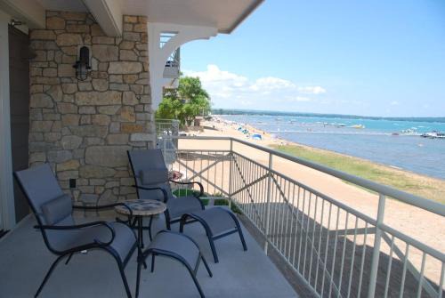 Traverse City Casa | Suite with direct view of Grand Traverse Bay