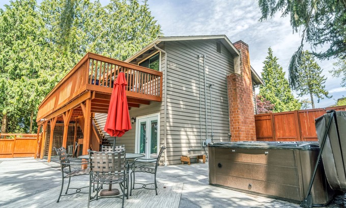 Totem Lake Apartamento | Suite with Hot Tub -AC - Huge Fenced Yard - Mt. Rainier View - Private Entrance