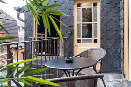 Charleville-Mezieres Apartamento | Suites Mana- Studio Art Ducal avec Terrasse sur l'arrière de la Place Ducale Parking inclus