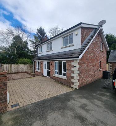 Carrickfergus Casa | Sullatober House with hot tub and games room