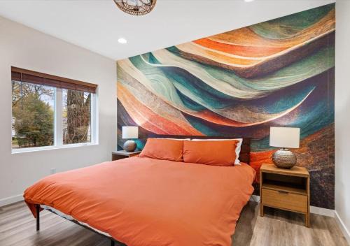 Evansville Apartamento | Summer at The Golden Goose including King Bed, Parking, Security and Laundry
