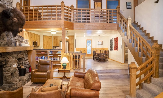 Taos Ski Valley Casa | Reed Inicio - Amplia vivienda unifamiliar en un lote grande de 5,400 acres