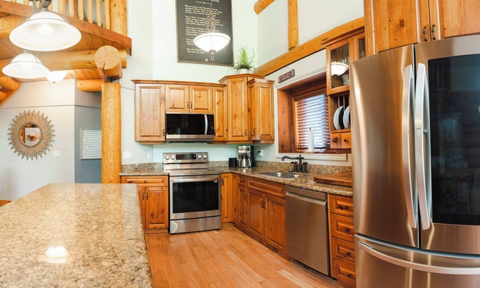 East Kootenay Cabina | Summer Availability in Stemwinder 4 bedroom chalet! Hot tub-Outdoor firepit!