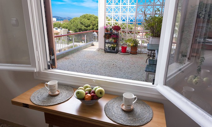 Nea Makri Apartamento | Summer condo, huge balconies, 5-minute walk to beach.