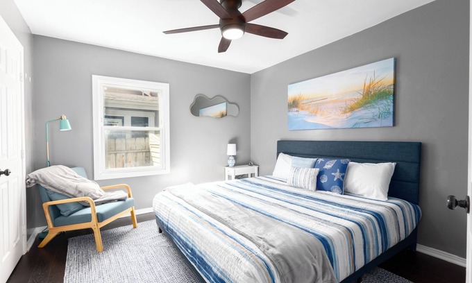 Stockton Casa | Summer discounts! King Bed, Sleeps 10, Pets ok mini-golf, arcade CLOSE 2 ALL