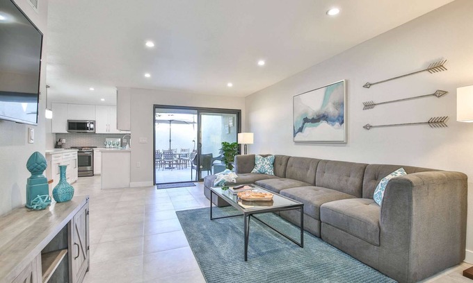 Palm Desert Condominio | ¡Refréscate en la enorme piscina! 1/2 cuadra El Paseo - Remodelación fresca y brillante! Minuto de 30 días