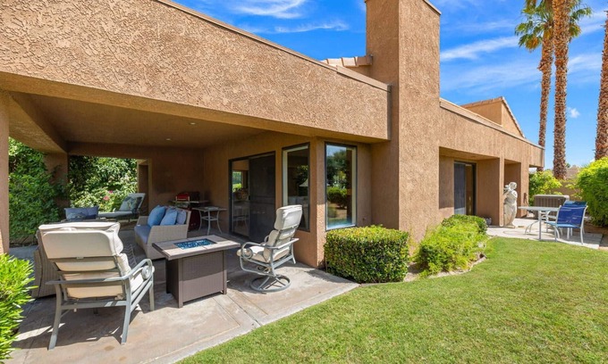 Palm Desert Condominio | Summer Escape: Save 25% Now!