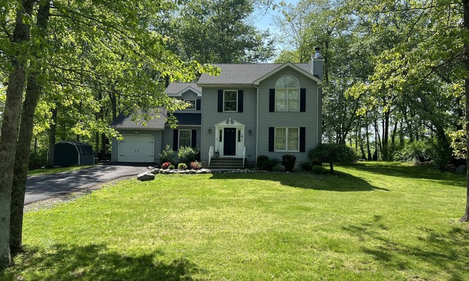 East Stroudsburg Casa | Summer fun Poconos Watergap: stunning water views, dock, firepit, movie room