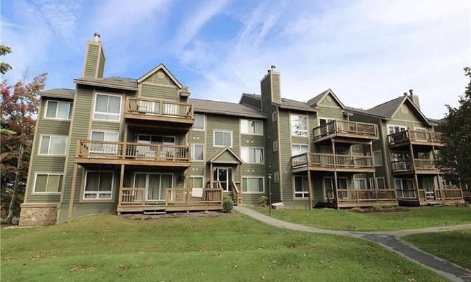 Hidden Valley Condominio | Summer Getaway: Hiking, Swimming, Fishing, Biking, Golfing, Ski In/Out + more