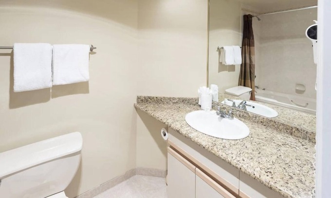 Blueberry Hill Condominio | Summer Getaway - Whistler! Beautiful 2br Condo, pool, hotub, view, walk to town