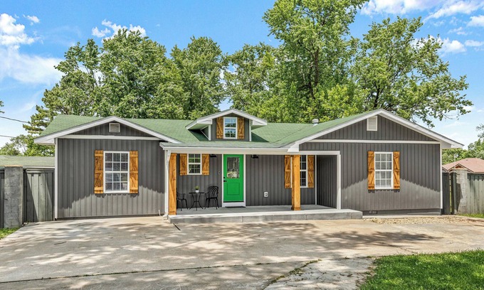 Bentonville Casa | Summer in Bentonville! Guest Favorite and Bikers Retreat. Pets Welcome!