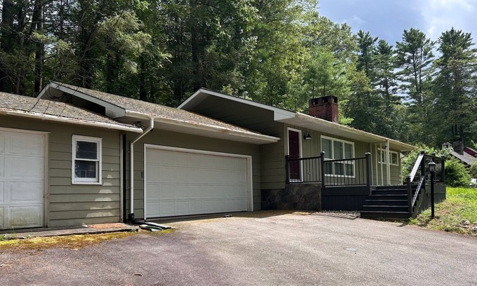 Tafton Casa | SUMMER IS HERE ! LAKE WALLENPAUPAK HOUSE IS CLOSE TO EVERYTHING IN THE POCONOS