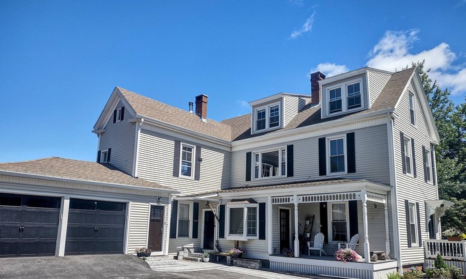 Knightville Apartamento | Summer long stay rental. 5 minutes to Portlands Old Port!