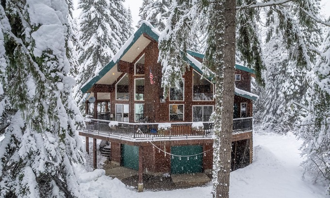 Easton Cabina | Summer Play, Secluded, Hot Tub, Lakes, Hiking, Game Room, 5 Star Rating AirBnB