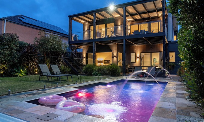 Curlewis Casa | Stylish Retreat: Bay views, Fire Pit, Heated Pool, Game Room & Breakfast