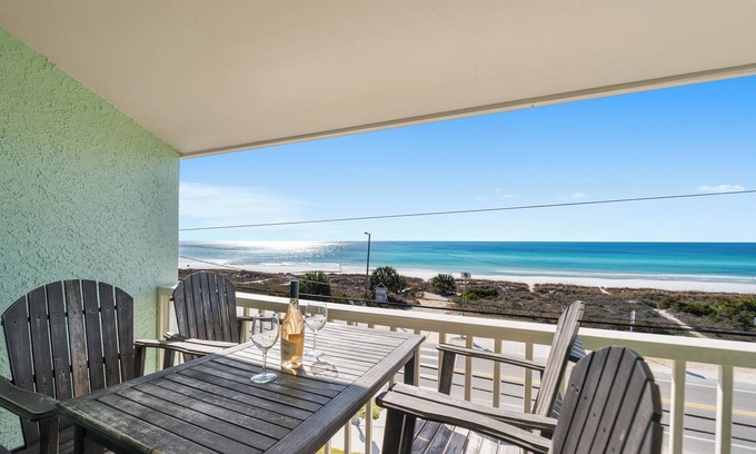 Laguna Beach Condominio | Summer Sale: Well-Stocked Gulf Front Retreat with Amazing Views! Community Pool!