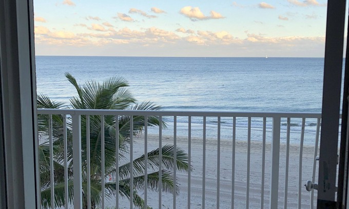 Lauderdale-by-the-Sea Apartamento | Escapada a la playa! Condominio frente al mar totalmente remodelado y amueblado