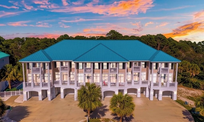 Long Beach Hotel | Summer Specials! 900 Feet to the Beach! 5 BR 4 1/2 Baths with Game Room and Pool