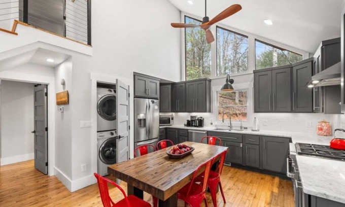 Hemlock Hills Cabina | Chalet moderno con vista! Cerca de la comunidad artística, Rocky Top Sports y D-Town Gatlinburg