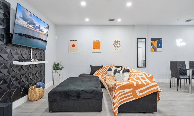 East Little Havana Casa | Summer Stay - Hot Tub - 5min to Brickell & Nightlife