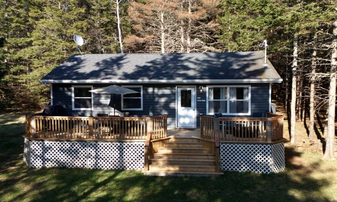 Stanley Bridge Cabaña | Summer Twilight Cottage | Peaceful 2BR Retreat with Office, Deck & Firepit