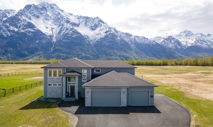 Butte Casa | Summer Wind North - Luxurious Home w/Hot Tub, & Epic Views! Near Reindeer Farm!