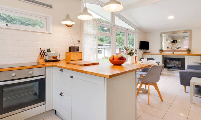 Mumbles Chalet De Esquí | Esta fabulosa propiedad de dos camas es uno de los chalets de madera en el popular Summercliffe Park. Sus