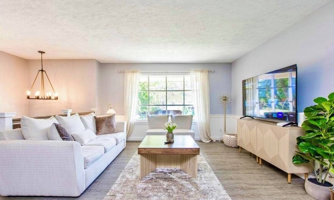 Bloomington Casa | SummerRidge Retreat with 5 bedrooms