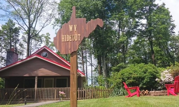 Keslers Cross Lanes Cabina | Summersville Lake Pet Friendly Getaway