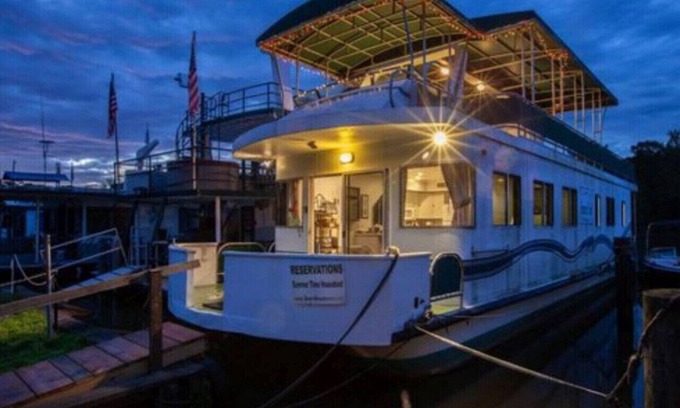 Pierre Part Alquiler De Eote | Summertime Bayou Houseboat Oasis: Fish, Hot tub, Kayak