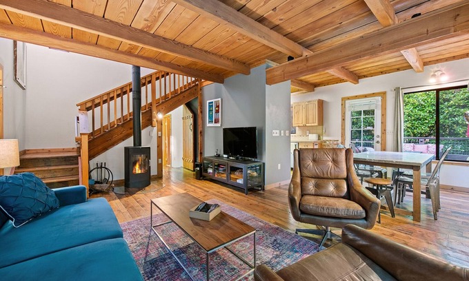 Guerneville Cabina | Summerwood ~ Charming, Hot Tub, Family-Friendly Cabin! Walk to Town!