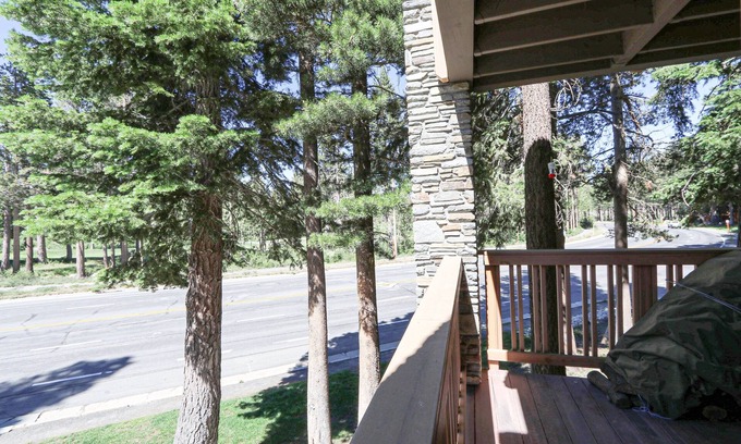 Mammoth Lakes Apartamento | Summit 211 Spacious and Clean, Private Balcony, On Free Shuttle Route by RedAwning