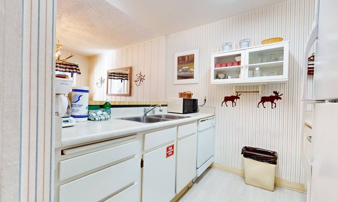 Mammoth Lakes Condominio | Summit 237 Pet-Friendly, Rustic, On Free Shuttle Route by RedAwning