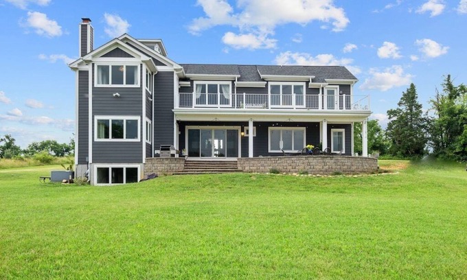 Front Royal Casa | Summit Hill House with Pond with Mountain Views
