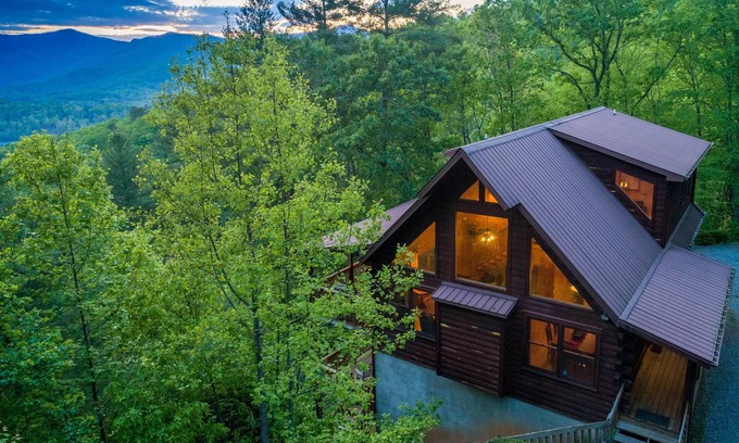 Sylva Cabina | Summit Lodge - Smoky Mtn Views, Central Location, Hot Tub & Ping Pong!