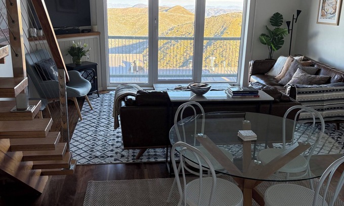 Hotham Heights Apartamento | Summit Views, car park, luxury accommodation for 5 in central, ski out location