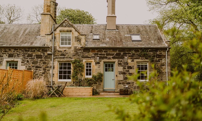 Stranraer Cabaña | Sumptuous Romance: Tip-top luxe lodge & garden on vast seaside estate