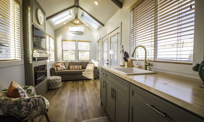 Apple Valley Apartamento | Sun Catcher Summary: