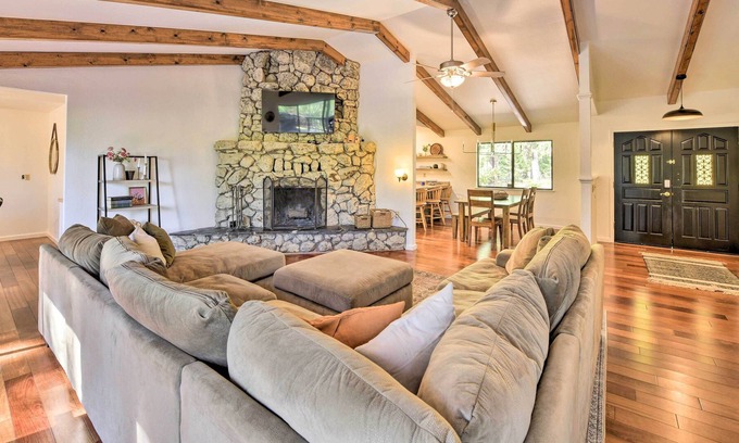 Pollock Pines Cabina | Sun-Dappled Cabin w/ Deck, Fire Pit & Kayaks!