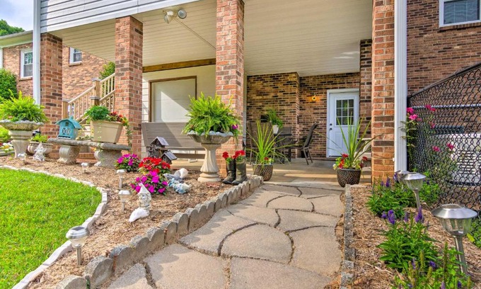 Lenoir Apartamento | Sun-Dappled Lenoir Abode with Patio and Yard!