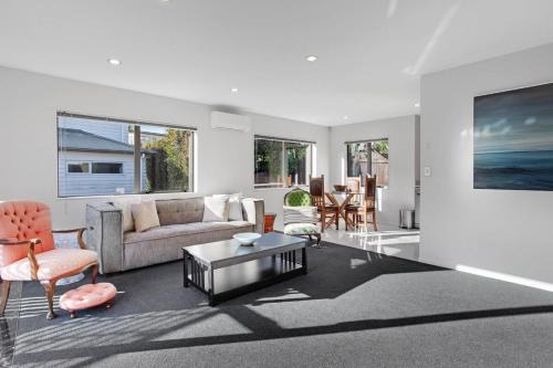 Auckland Casa | Sun Drenched Comfort close to City Center - 4BR 2BA