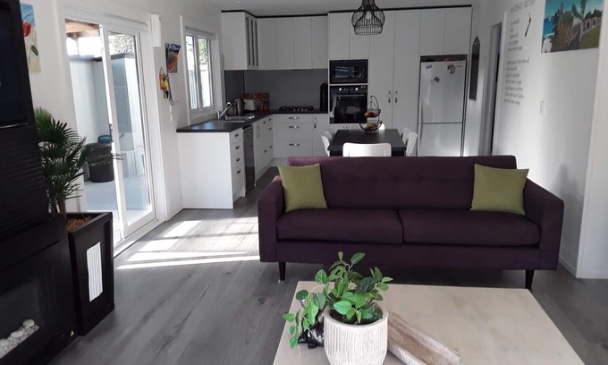 Waihi Casa | Bañado por el sol, recientemente renovado gran flujo interior al aire libre