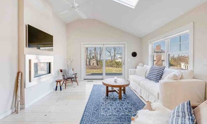 Hamptons Casa | Sun filled 2-bedroom steps away from the beach